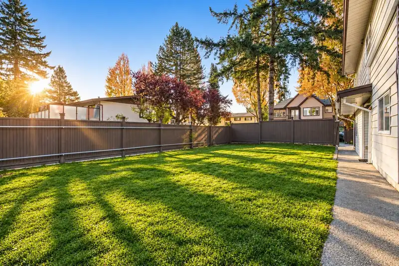 15159 93 AVENUE - photo 3 of 25