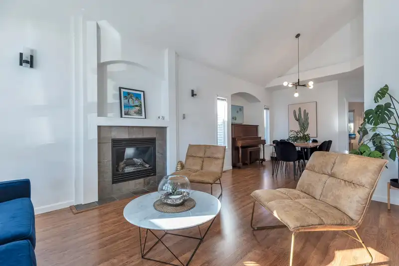 18947 69A AVENUE - photo 3 of 40