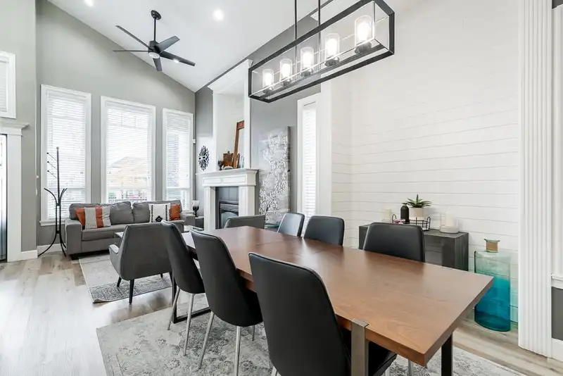 7077 149A STREET - photo 4 of 25
