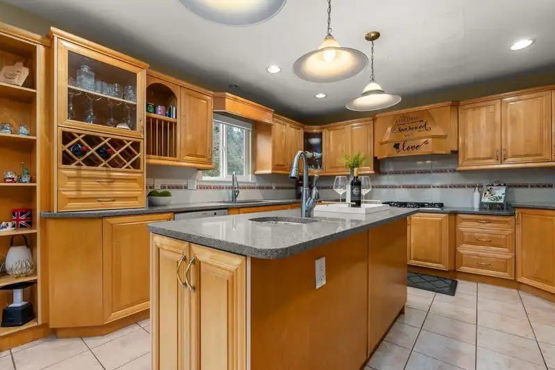 12179 63A AVENUE - photo 4 of 37
