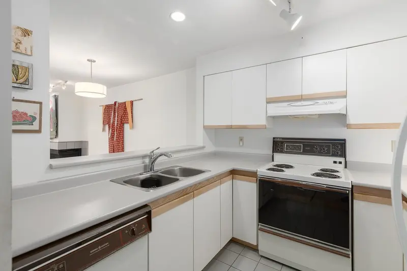 104 700 E PENDER STREET - photo 2 of 25