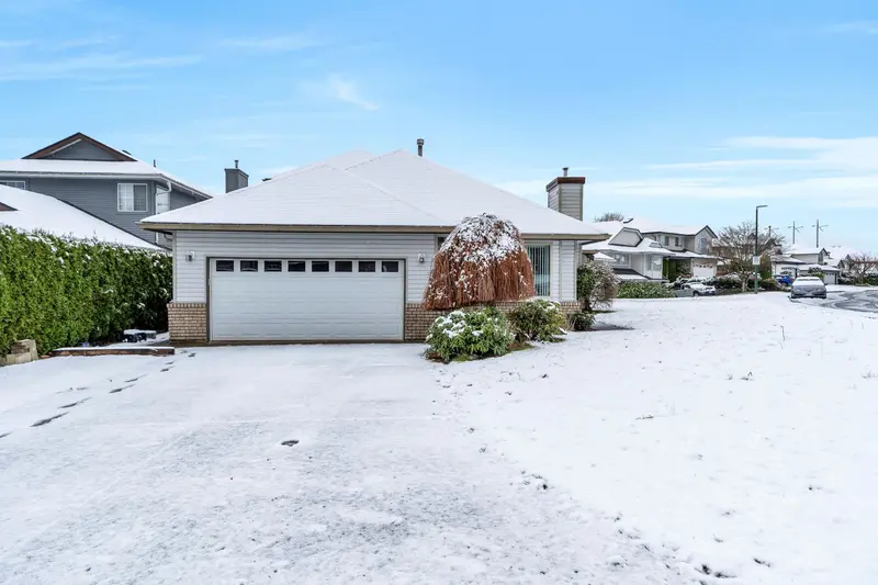 1372 OXFORD STREET - photo 1 of 25