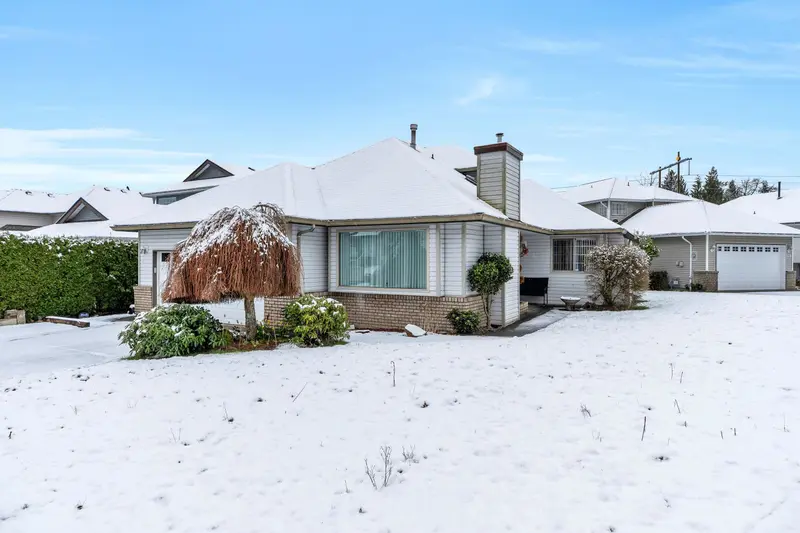 1372 OXFORD STREET - photo 2 of 25