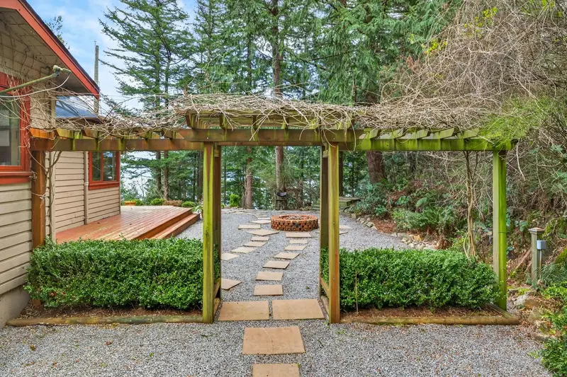 1309 OCEANVIEW ROAD - photo 2 of 25