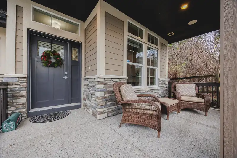 18055 67A AVENUE - photo 2 of 40