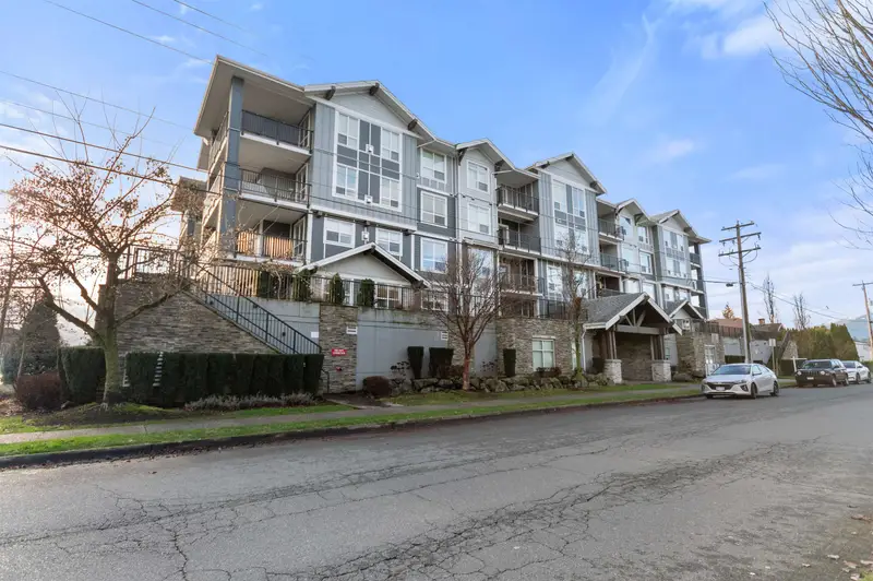 104 45630 SPADINA AVENUE - photo 1 of 25