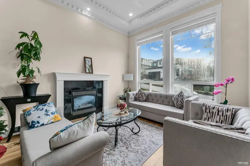 18011 63B AVENUE - photo 3 of 40