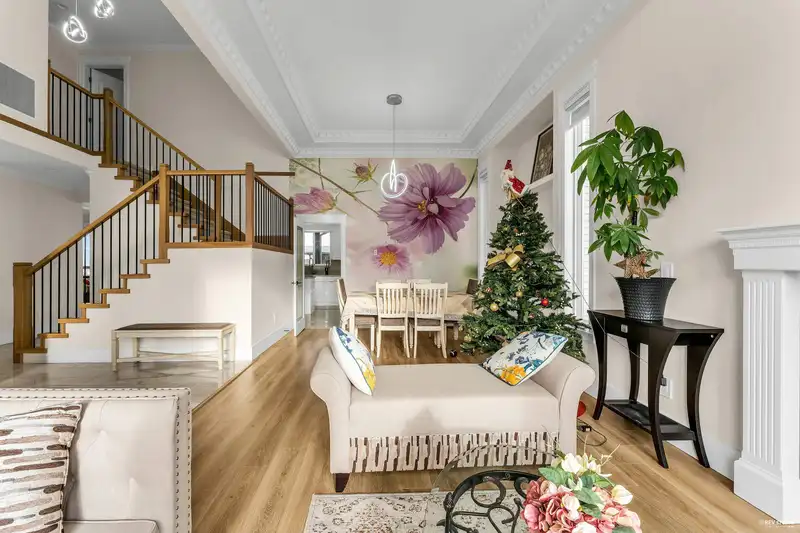 18011 63B AVENUE - photo 4 of 40