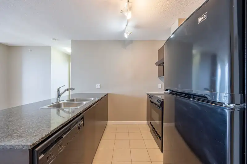 2504 13618 100 AVENUE - photo 4 of 27