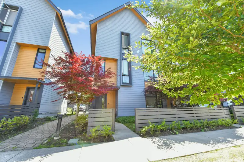 43 16685 25 AVENUE - photo 2 of 26