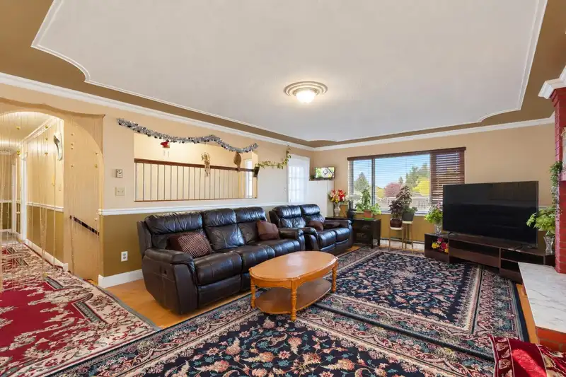 12302 68 AVENUE - photo 4 of 40