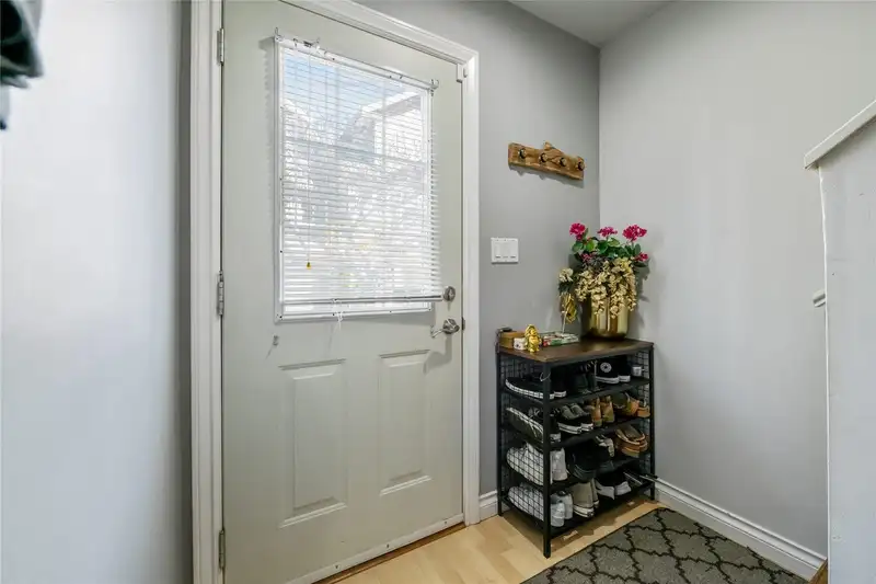 37 16760 61 AVENUE - photo 2 of 25