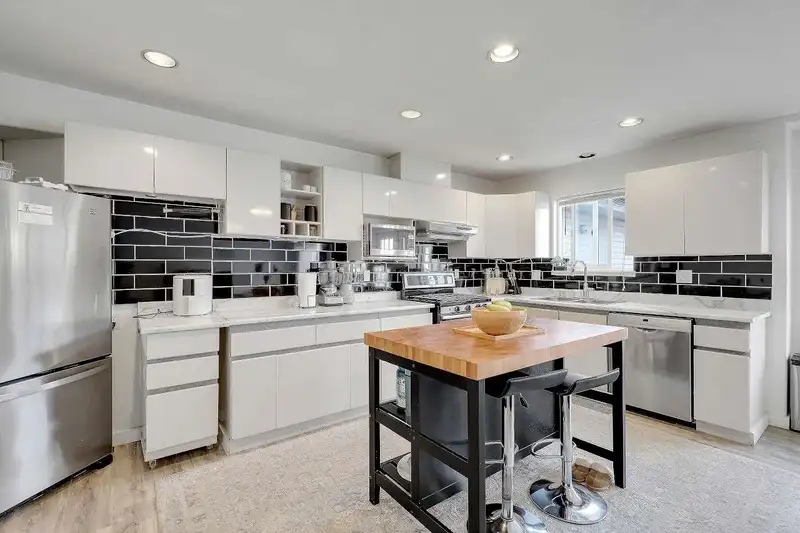 16123 86 AVENUE - photo 2 of 40