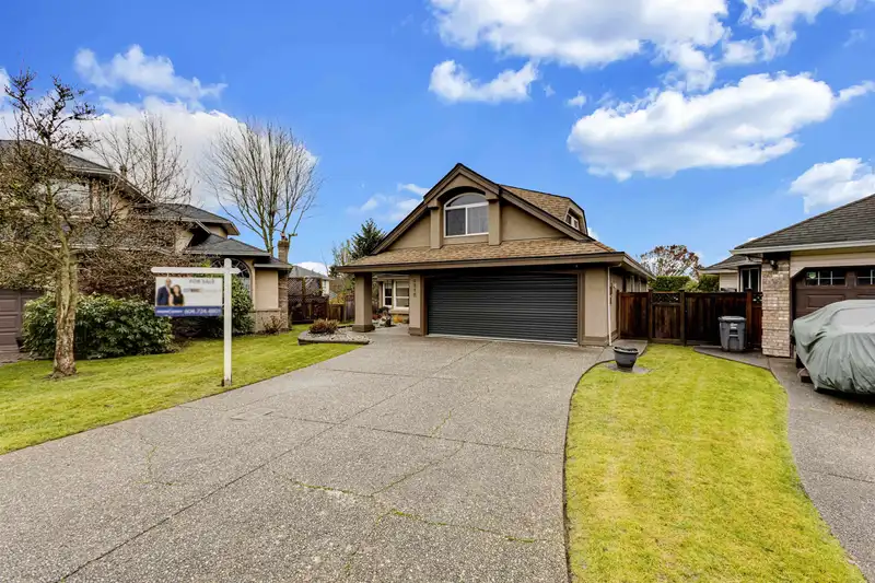 8518 165A STREET - photo 2 of 40
