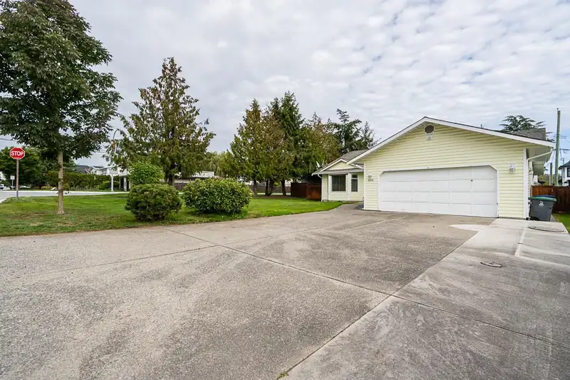 6118 175A STREET - photo 3 of 39
