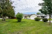 6118 175A STREET - thumbnail 4