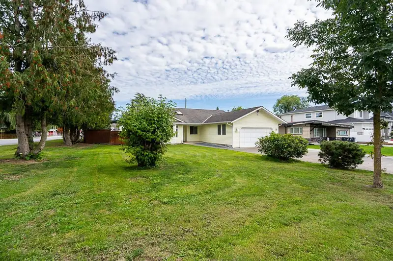 6118 175A STREET - photo 4 of 39