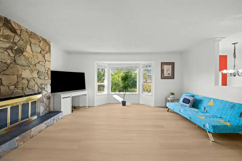 15774 96 AVENUE - photo 2 of 37