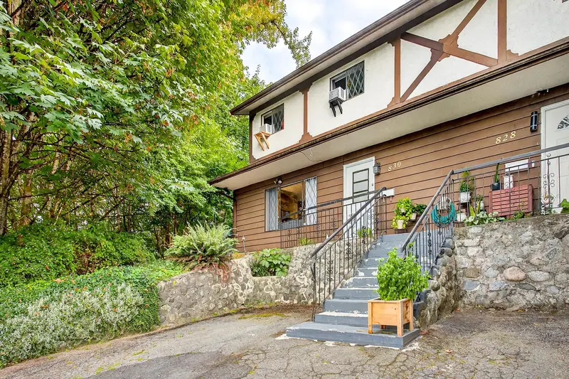 830 INGERSOLL AVENUE - photo 3 of 25