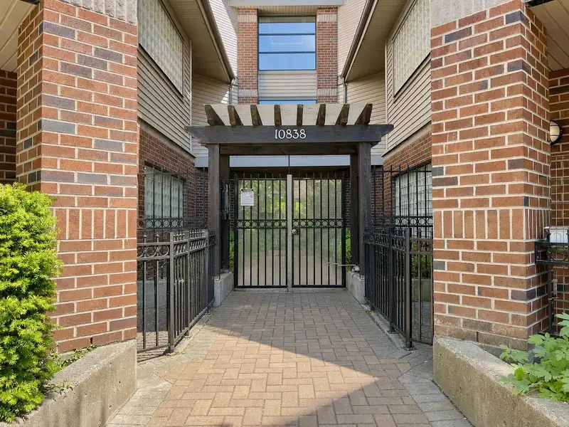 434 10838 CITY PARKWAY - photo 4 of 35