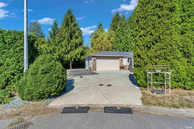 9079 144 STREET - photo 2 of 39
