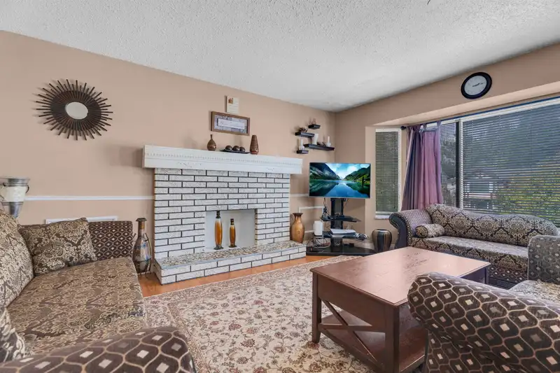 14110 72A AVENUE - photo 2 of 30