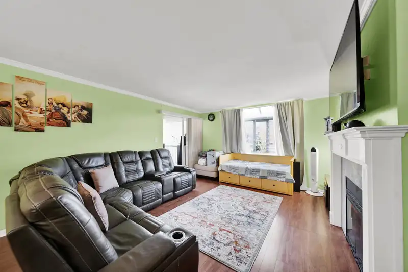 313 9763 140 STREET - photo 3 of 14