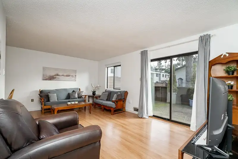 113 14153 104 AVENUE - photo 1 of 40