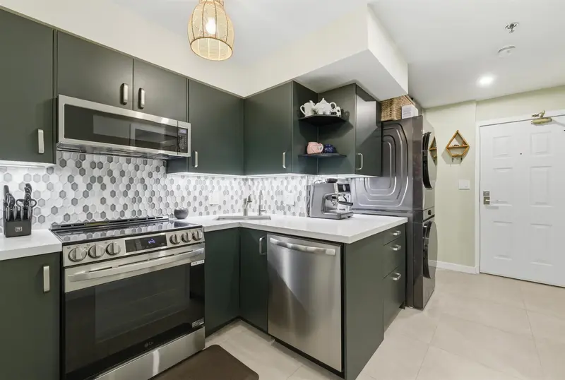 104 828 W 14TH AVENUE - photo 3 of 23