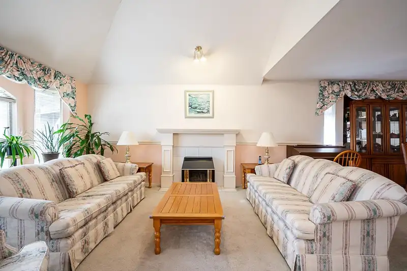 16156 94A AVENUE - photo 2 of 34