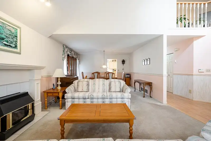 16156 94A AVENUE - photo 4 of 34