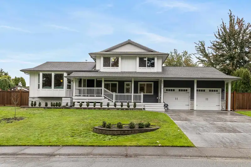 18319 54 AVENUE - photo 1 of 40