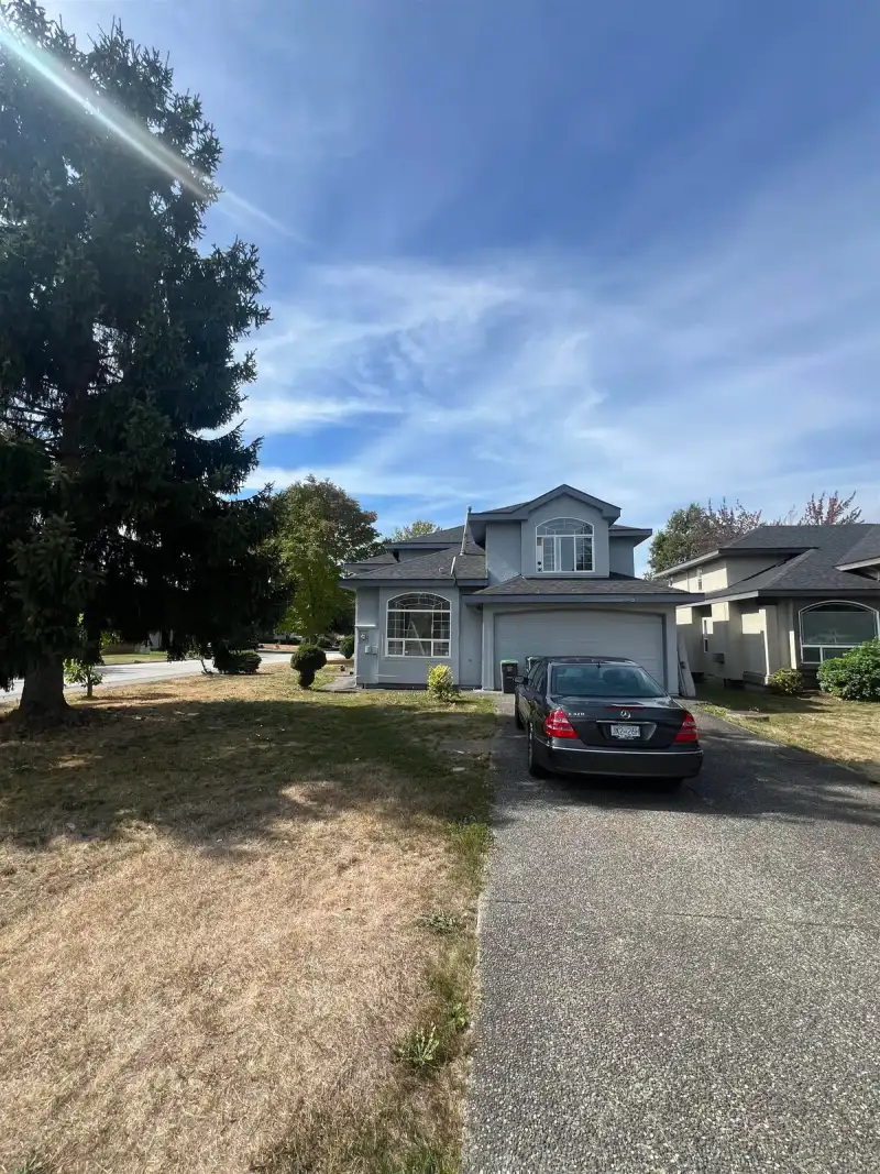 16985 61 AVENUE - photo 1 of 6