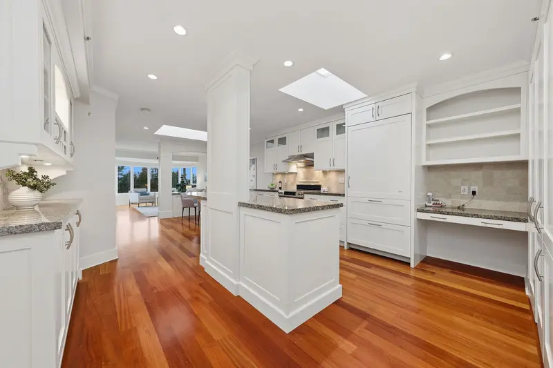 302 2455 BELLEVUE AVENUE - photo 2 of 25