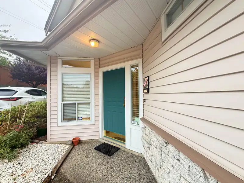 17 16325 82 AVENUE - photo 3 of 21