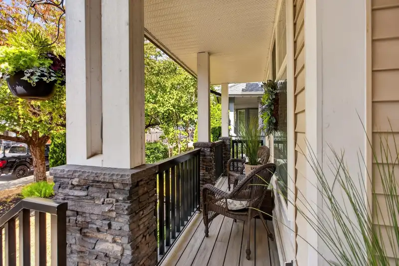 6462 185 STREET - photo 4 of 40