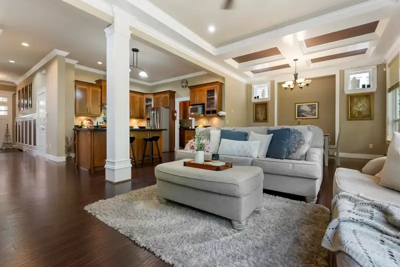 14683 61 AVENUE - photo 4 of 25