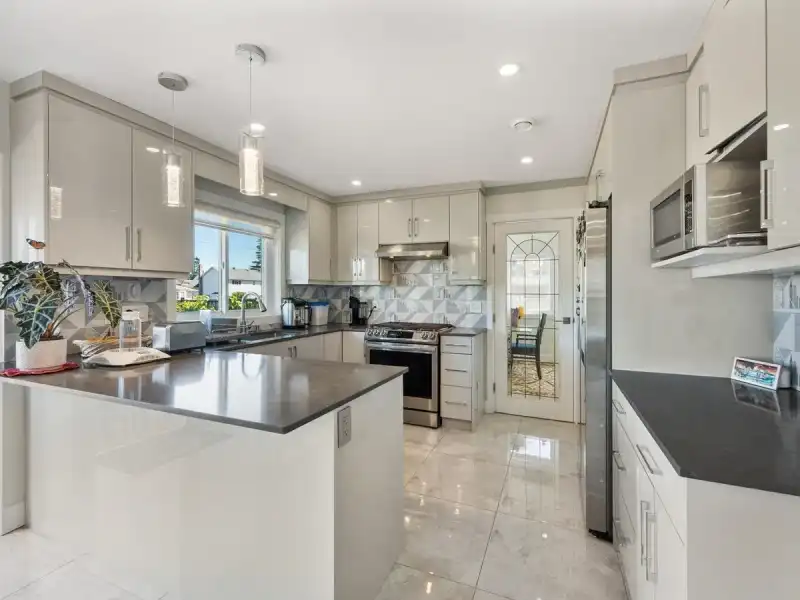 15271 95 AVENUE - photo 1 of 32