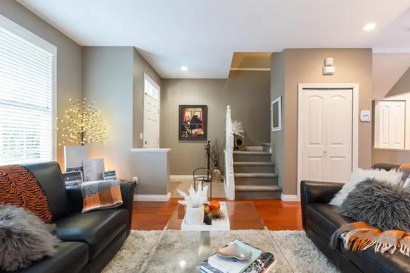 7016 179A SURREY STREET - photo 3 of 40