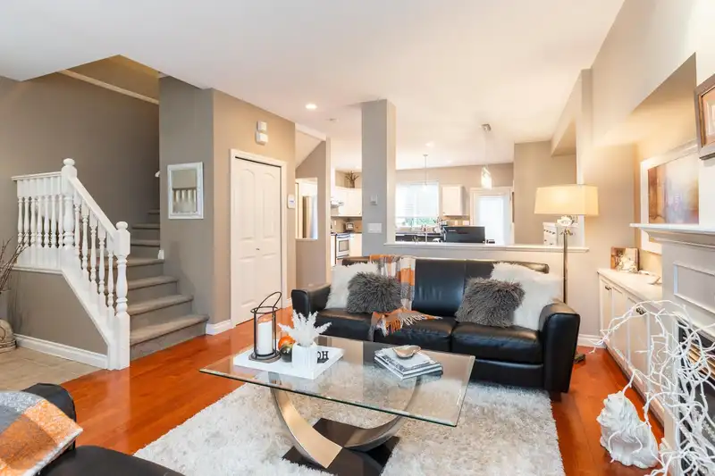 7016 179A SURREY STREET - photo 4 of 40