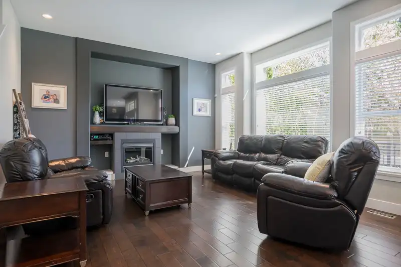 16364 60A AVENUE - photo 4 of 40