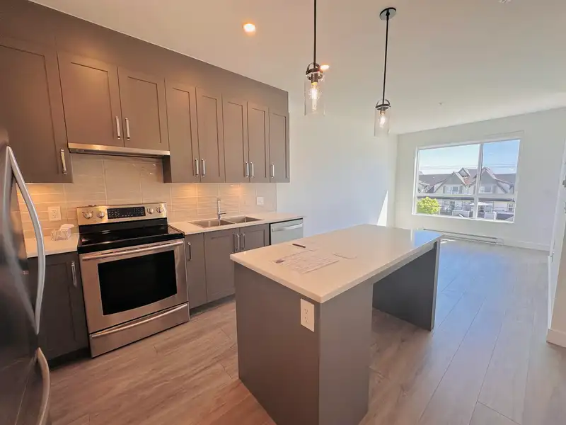 312 18811 72 AVENUE - photo 1 of 18