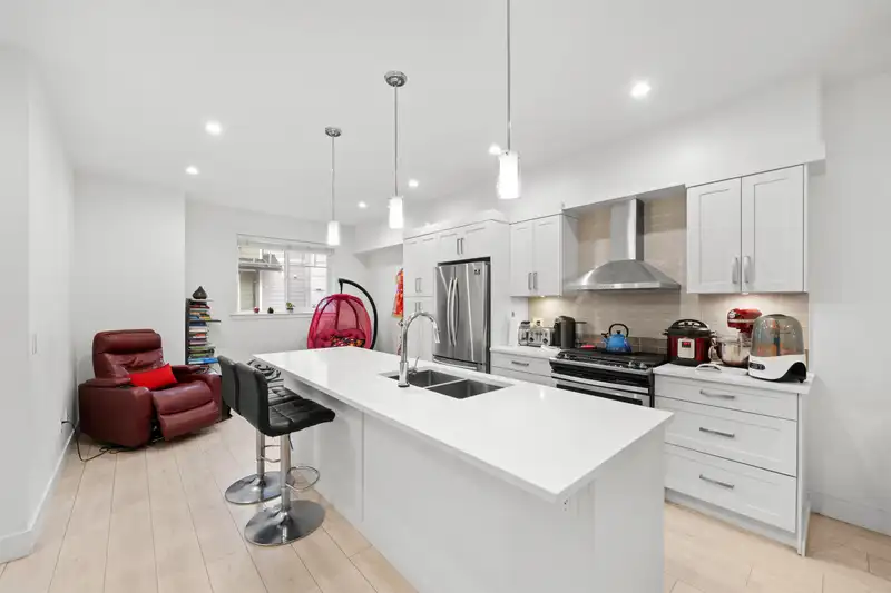 23 6188 141 STREET - photo 3 of 30