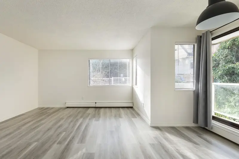 215 830 E 7TH AVENUE - photo 2 of 23