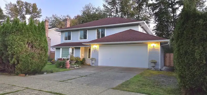 15290 112 AVENUE - photo 1 of 3