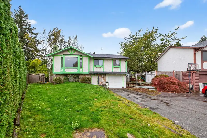 7253 140A STREET - photo 3 of 25