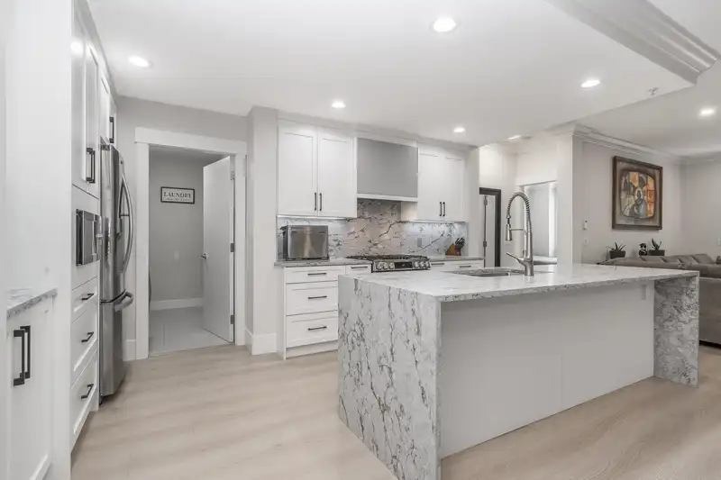 201 16499 64 AVENUE - photo 2 of 25