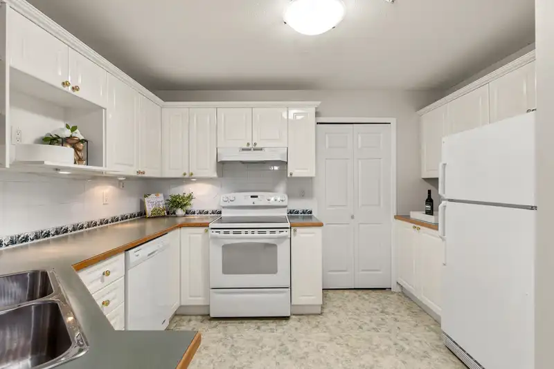 219 12088 66 AVENUE - photo 4 of 33