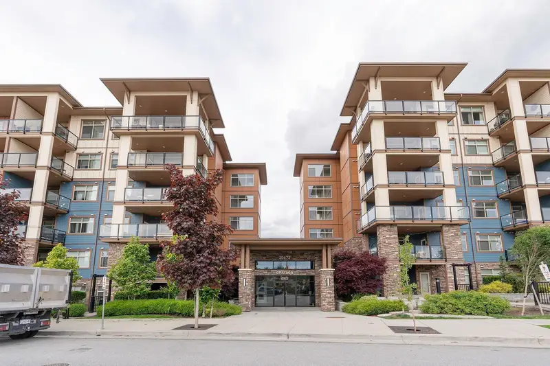 113 20673 78 AVENUE - photo 1 of 16