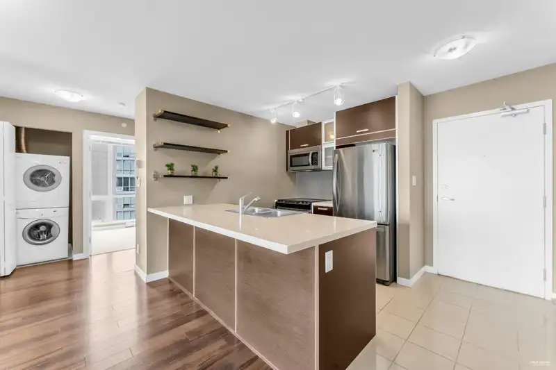 2909 9981 WHALLEY BOULEVARD - photo 3 of 31
